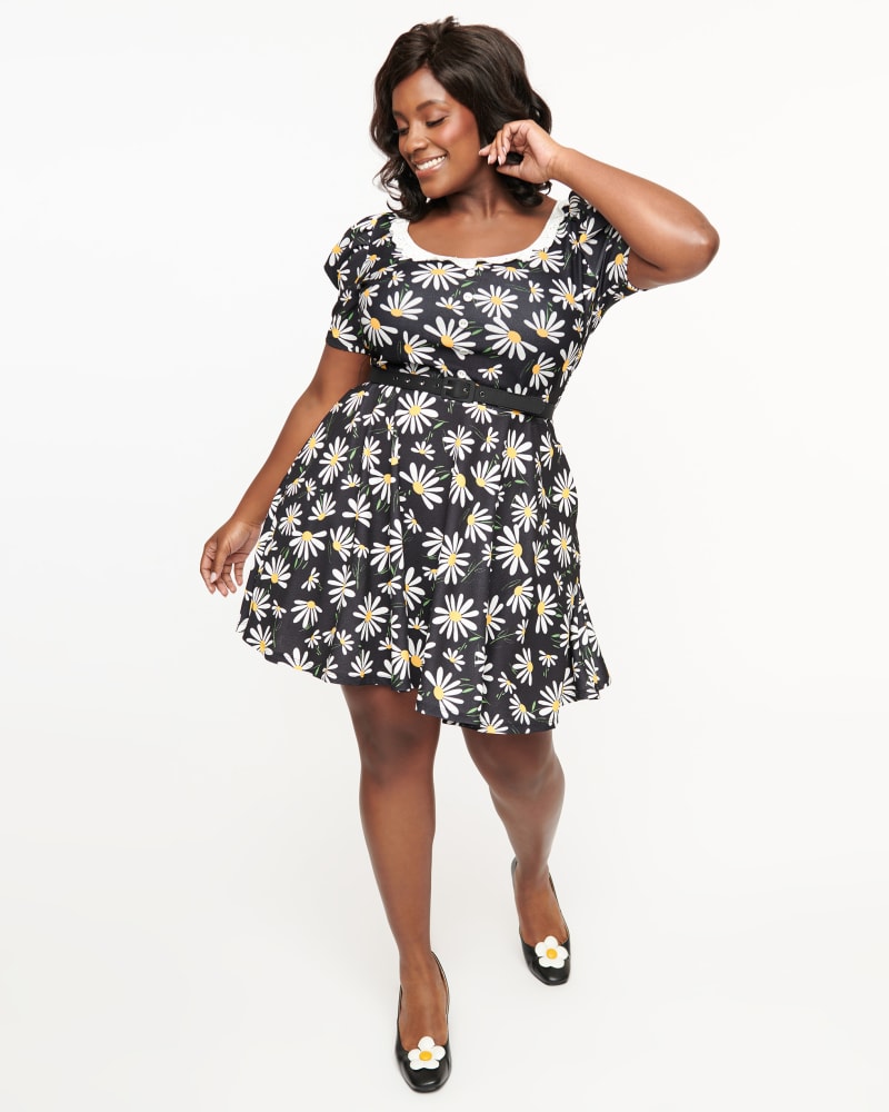 Front of a model wearing a size 1X Smak Parlour Black & White Daisy Group Chat Flare Dress in Black & White Daisy by Smak Parlour. | dia_product_style_image_id:349133